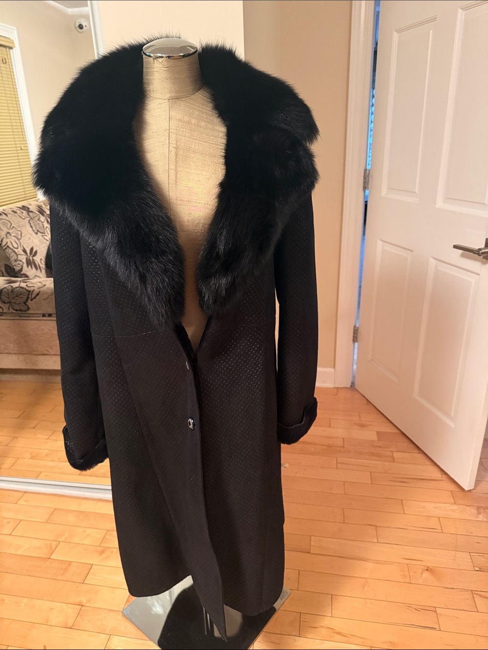 Punto Fashion Black Long Trench with Plush Fur Collar
